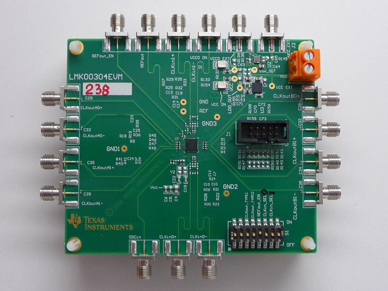 LMK00304EVM/NOPB, Evaluation Board using LMK00304, 3-GHz, 4-output differential clock buffer, level translator